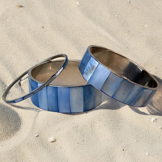 Shell bangle pearled blue