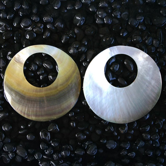 Blacklip pearled round donut