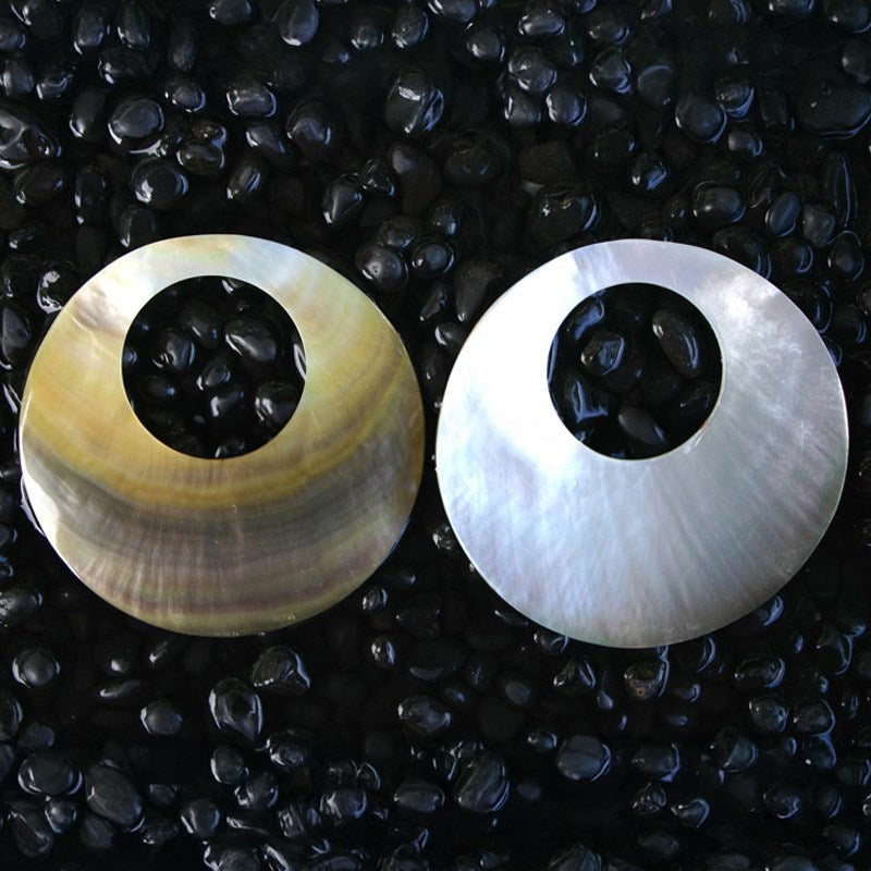 Blacklip pearled round donut
