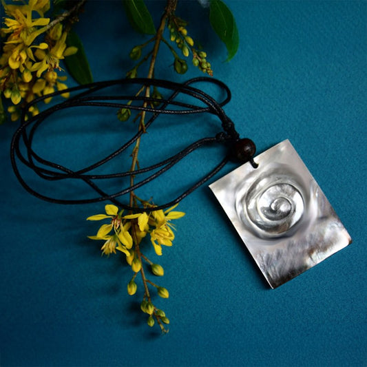 Carved pearl shell without cord 2