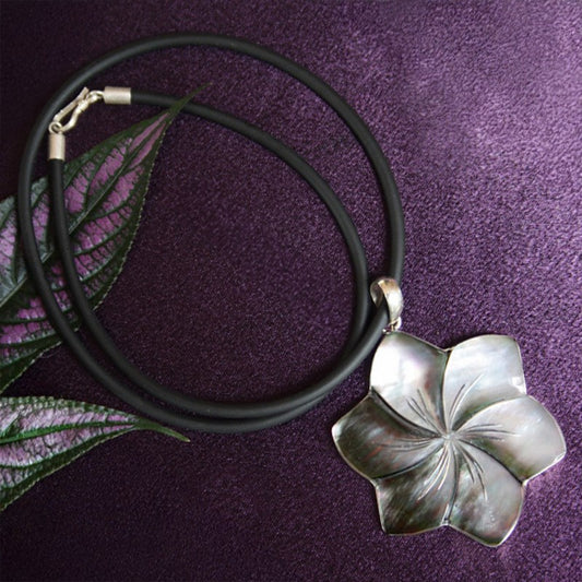 Carved pearl shell with silver without cord 1