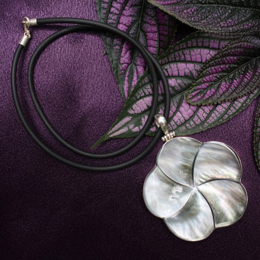 Carved pearl shell with silver without cord 3