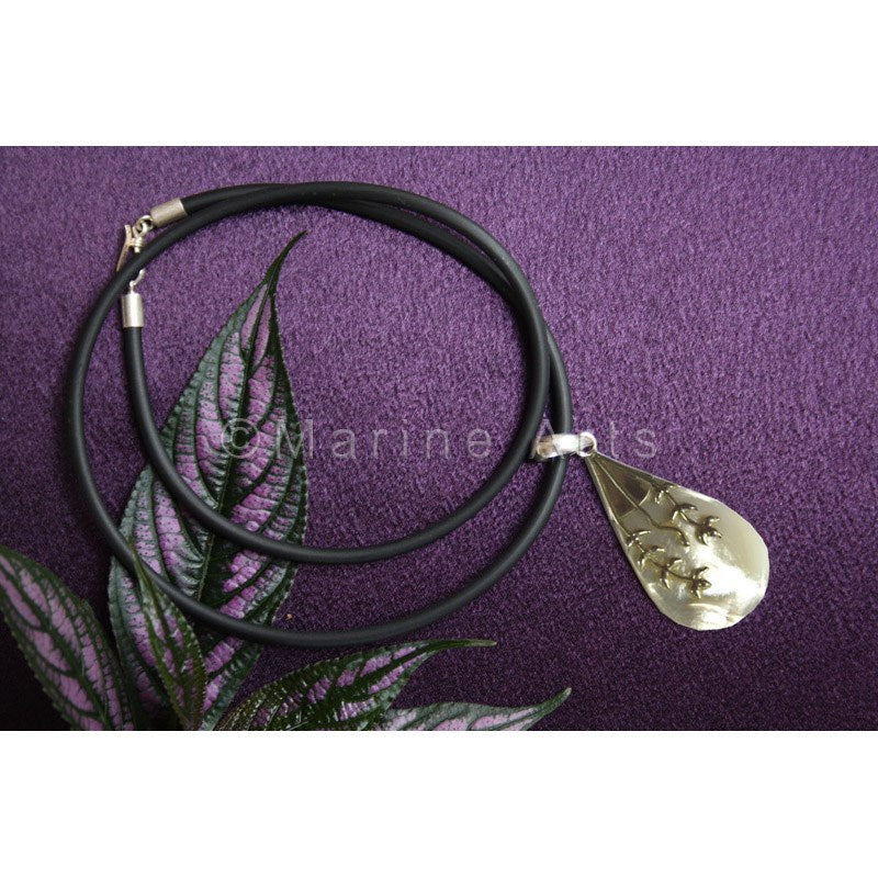Carved pearl shell with silver without cord 16