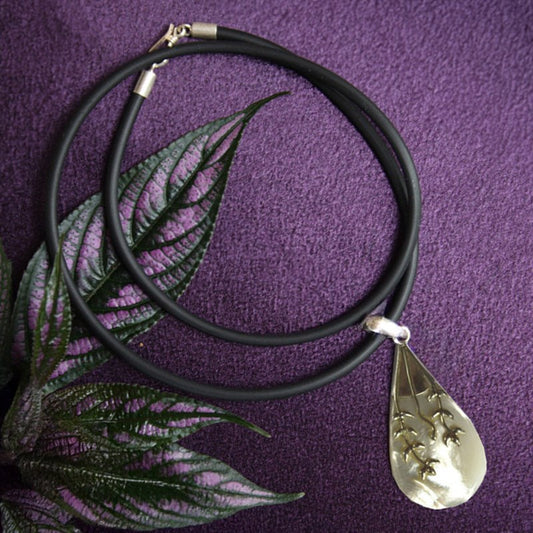 Carved pearl shell with silver without cord 16