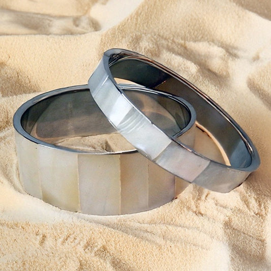 Shell bangle pearled white mussel