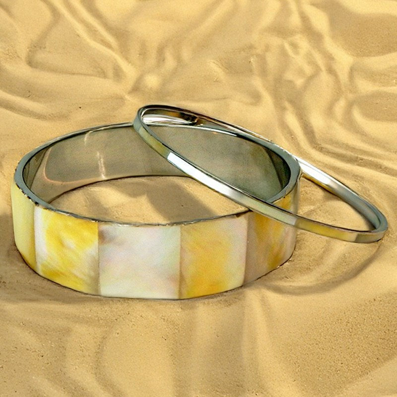 Shell bangle goldlip pearled